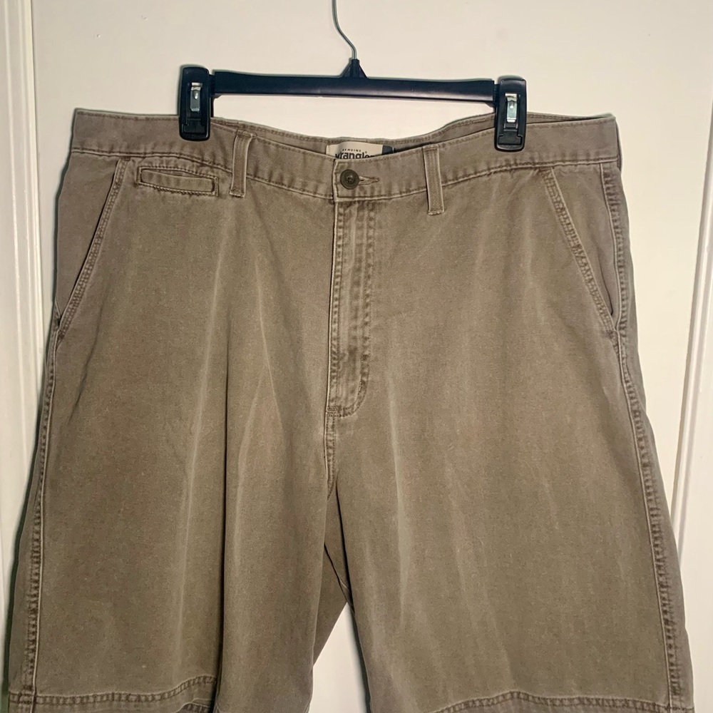Genuine Wrangler Mens Loose Fit Khaki Tan Twill Shorts Size 38